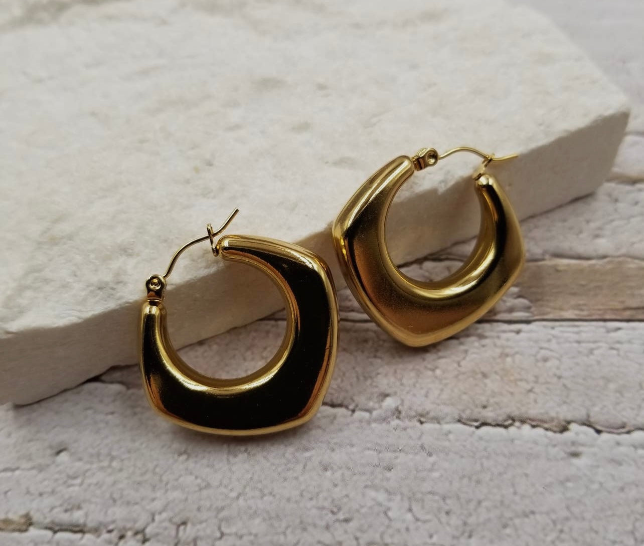 Geometric Round Chunk Hoop
