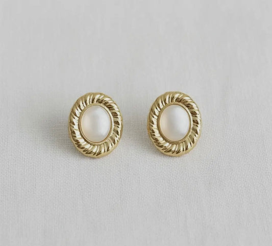 Vintage Pearl Stud